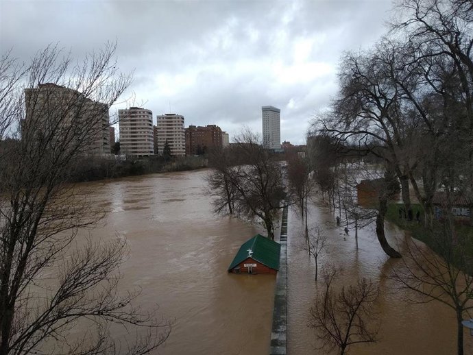 Temporal.- El caudal del Pisuerga baja a los 1.090 metros cúbicos por segundo a 