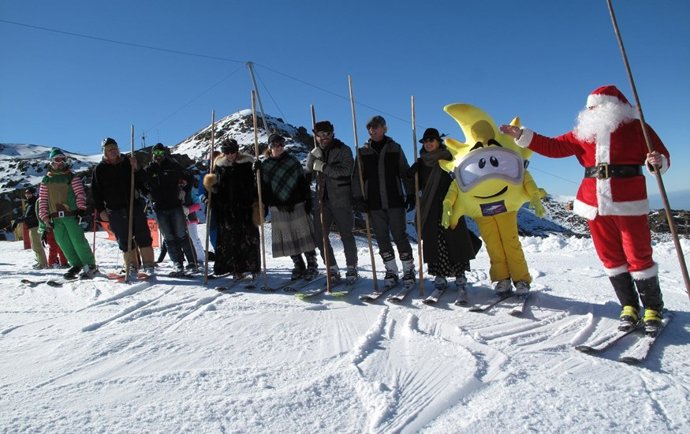 Imagen de Papa Noel realizando el descenso por la pista de El Río, en Sierra Nevada