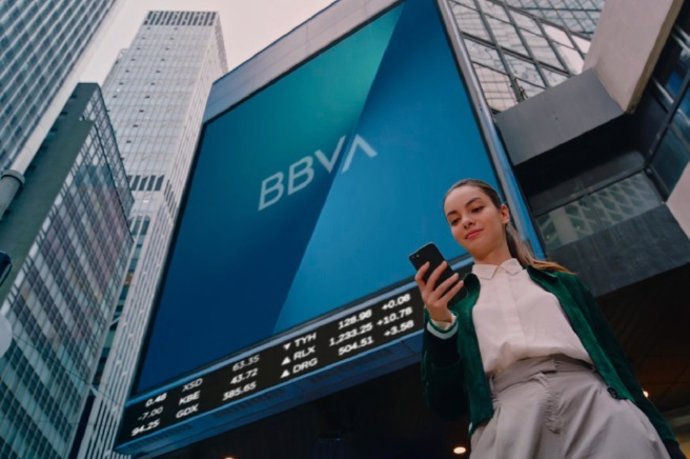 Edificio con el nuevo logo y marca de BBVA.