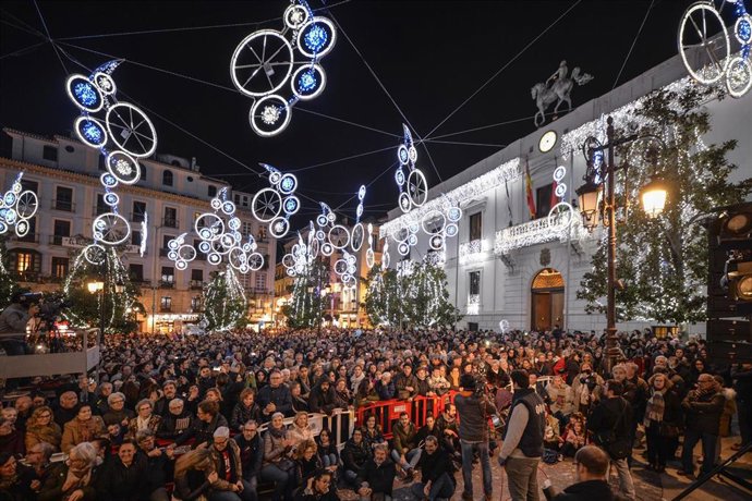 La fiesta de Nochevieja frente al Ayuntamiento de Granada, en la céntrica Plaza del Carmen, en una foto de archivo.