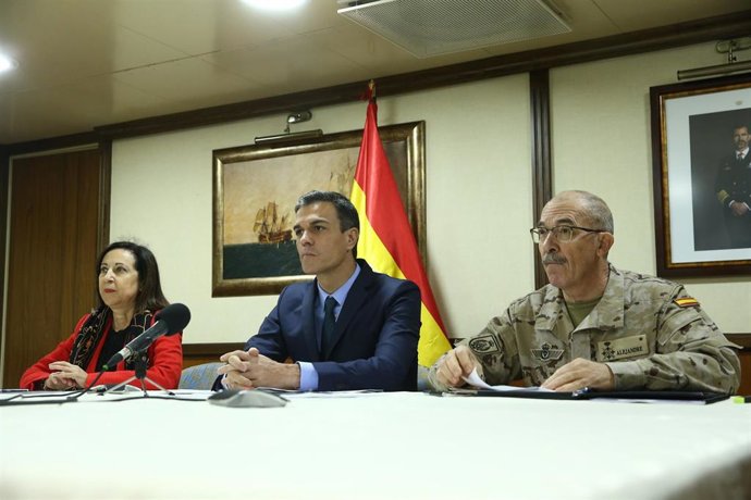 El presidente del Gobierno, Pedro Sánchez, junto a la ministra de Defensa, Margarita Robles, y el Jemad, Fernando Alejandre, felicitando la Navidad a los militares en el exterior por videoconferencia en 2018