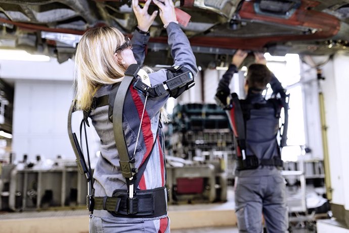 Trabajadores de Audi con su exoesqueleto.