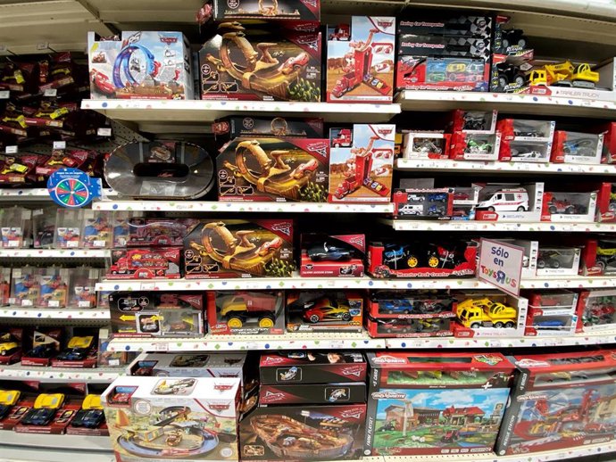 Sección de coches y circuitos de carreras en una tienda de juegos infantiles.