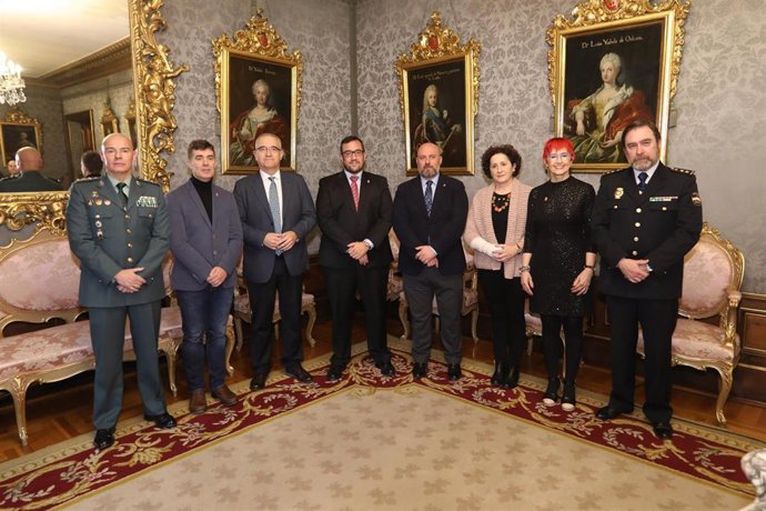 Autoridades en el acto de firma del protocolo de coordinación para la acogida de menores migrantes no acompañados en Navarra