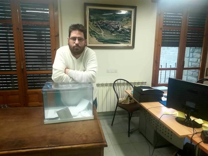 Alcalde de Frago con la urna donde los vecinos han depositado sus propuestas.