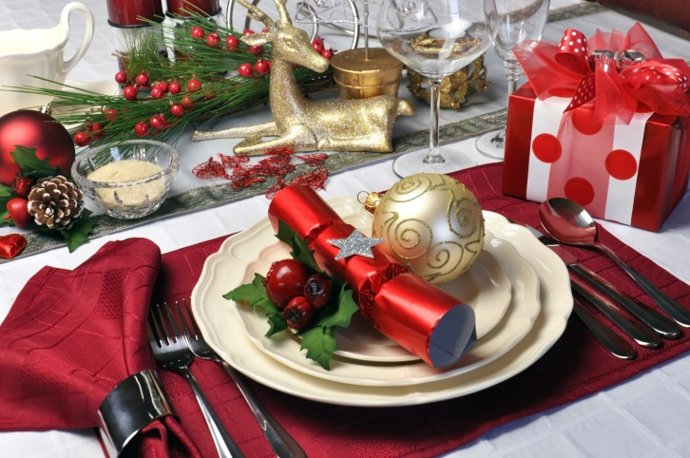 Mesa de Navidad preparada con toda clase de adornods navideños.