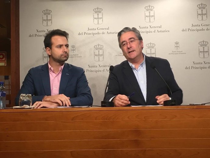 Los diputados del PP en la Junta General Álvaro Queipo y Pablo González