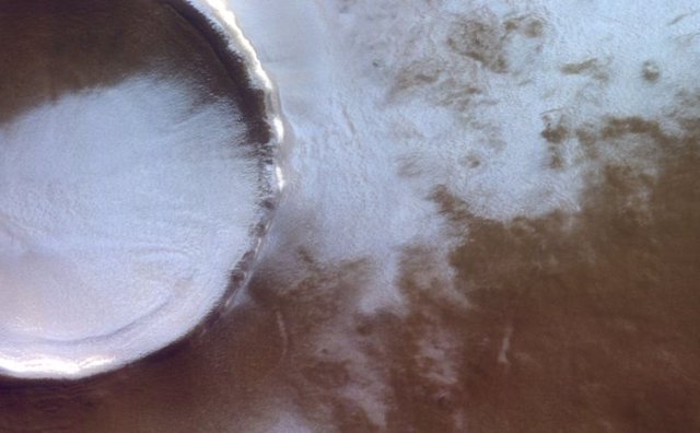 Cráter relleno de jielo en Marte