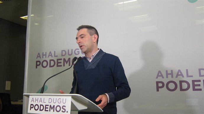 El secretario de Comunicación de Podemos Euskadi, Andeka Larrea, en rueda de prensa en Bilbao.