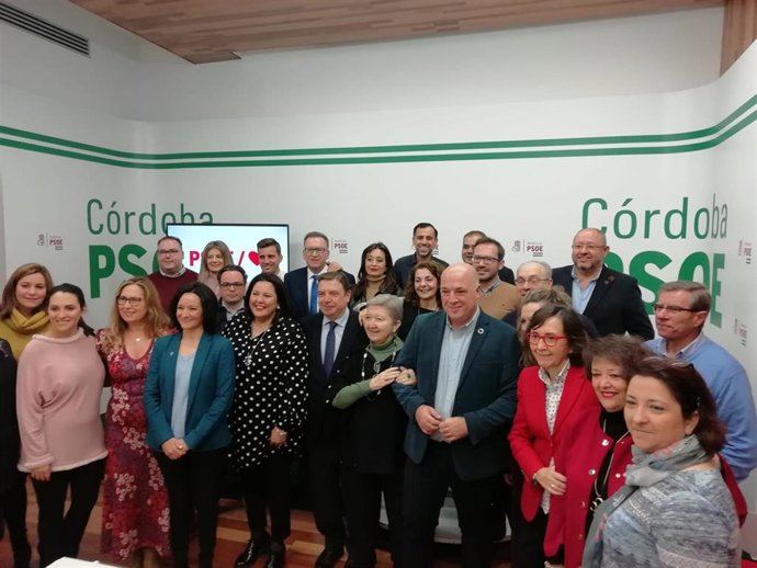 Antonio Ruiz (centro) posa junto a cargos públicos y orgánicos del PSOE de Córdoba.