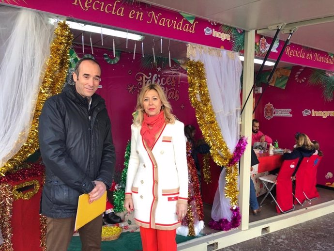 Imagen de la concejal de Medio Ambiente, Pepa Rubia, en el taller de reciclaje