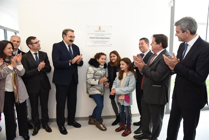 El presidente de C-LM, Emiliano García-Page, en la inauguración del consultorio médico de Cobisa