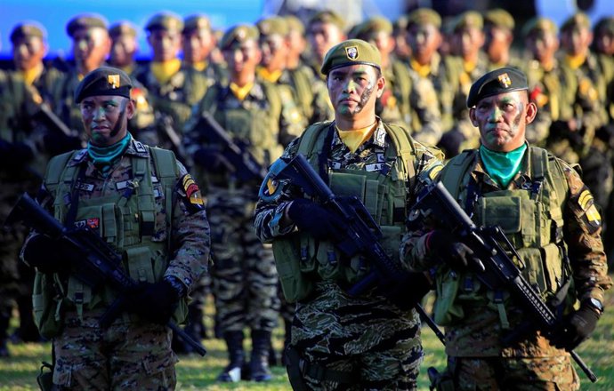 Militares de las Fuerzas Armadas filipinas en un cuartel