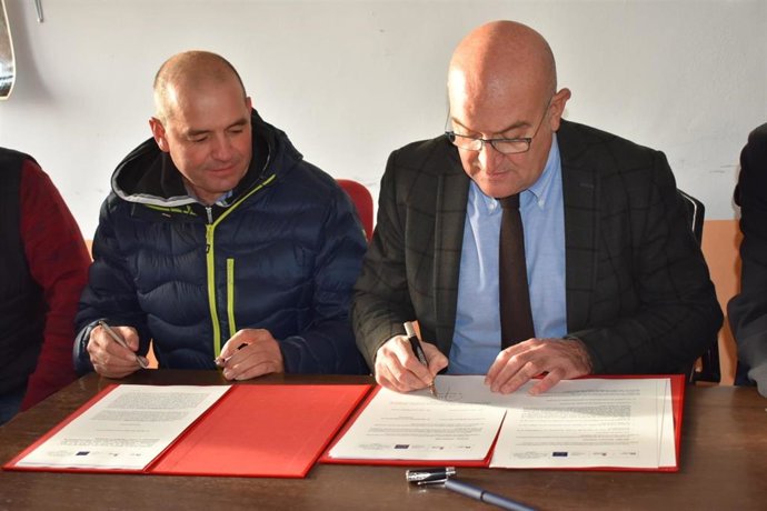 Carnero durante la firma de los acuerdos con los regantes leoneses.