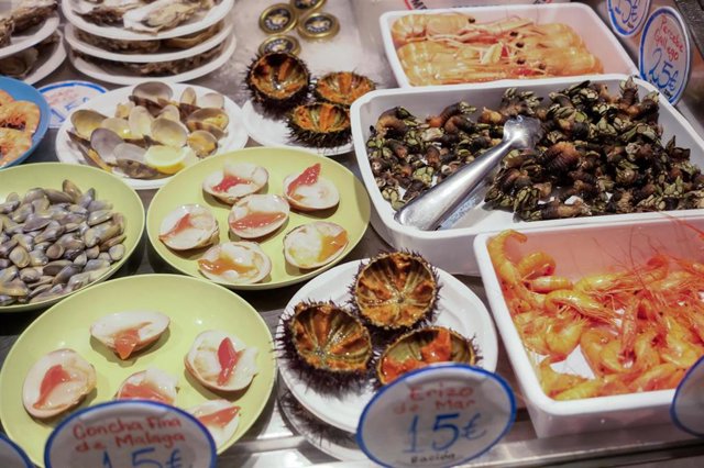 Sección de mariscos de un supermercado, donde se muestran los precios  y las ofertas coincidiendo con los preparativos de las fiestas navideñas.