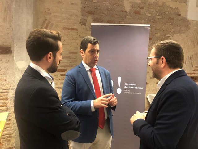 El consejero de Fomento e Infraestructuras, José Ramón Díez de Revenga, el secretario general de Cáritas, Juan Antonio Illán, y el director general de Vivienda, José Francisco Lajara, hacen balance del convenio sobre alquiler social