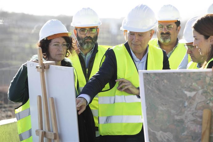 El consejero de Obras Públicas, Transportes y Vivienda del Gobierno de Canarias, Sebastián Franquis, señala un documento de las obras de la IV Fase de la Circunvalación a su paso por el municipio de Arucas