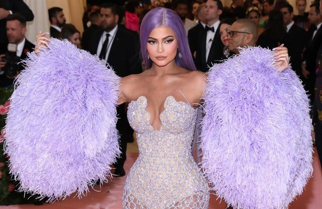 Kylie jenner reina de la cosmética, trae a España  Kylie Skin