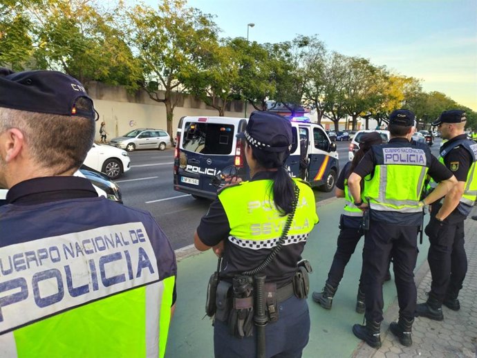 Agentes de la Policía Nacional y Local en Sevilla.
