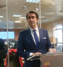 El consejero de Fomento y Medio Ambiente, Juan Carlos Suárez-Quiñones, durante su comparecencia ante los medios para hacer balance del temporal de los últimos días.