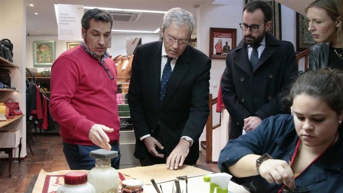 El consejero de Economía, Conocimiento, Empresas y Universidad de la Junta de Andalucía, Rogelio Velasco (2 izda.), durante la visita a un taller artesano en Córdoba.