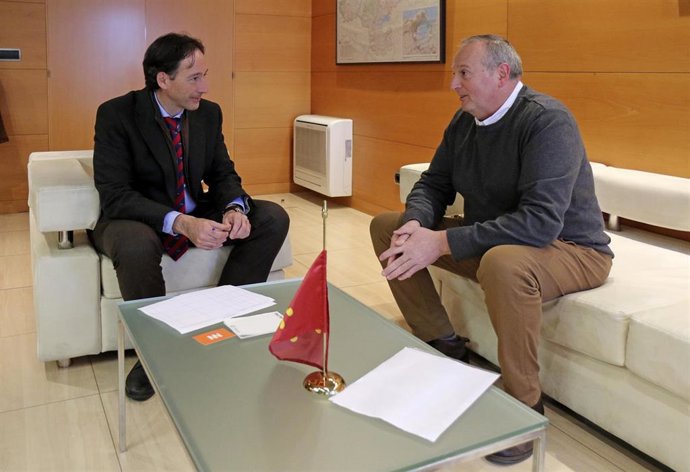 El consejero de Obras Públicas, Ordenación del Territorio y Urbanismo, José Luis Gochicoa, recibe al alcalde de Pesquera, Rubén Ruiz.