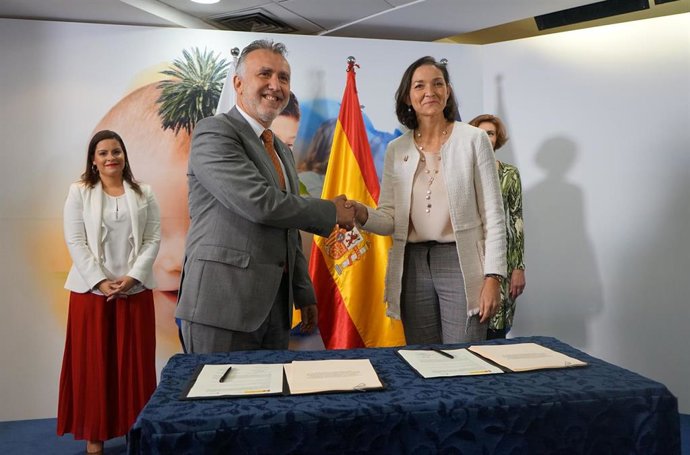 El presidente del Gobierno de Canarias, Ángel Víctor Torres y la ministra de Industria, Comercio y Turismo en funciones, Reyes Maroto