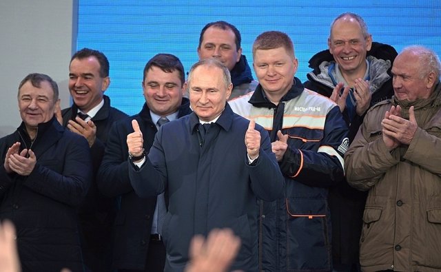 Putin, en la inauguración de la línea ferroviaria que une Rusia con la península de Crimea