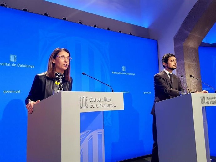 La consellera de Presidencia, Meritxell Budó, y el Conseller de Territorio y Sostenibilidad, Dami Calvet, en rueda de prensa después del Consell Executiu