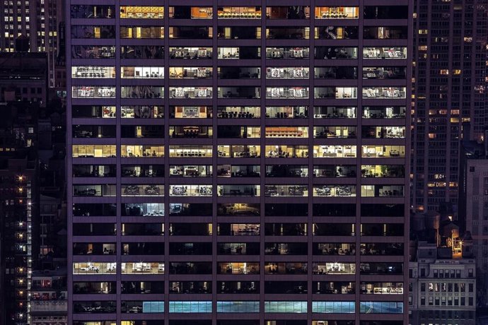 Trabajar por turnos, trabajar de noche, oficina, ventanas
