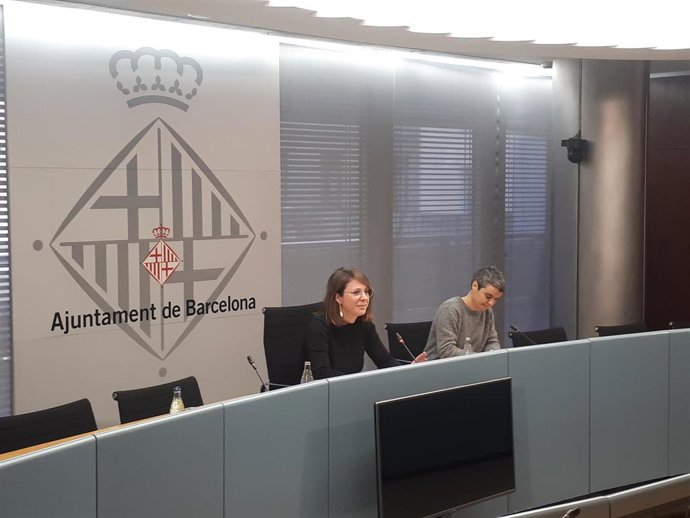 La Teniente De Alcalde Del Ayuntamiento De Barcelona Janet Sanz Y La Concejal Lucia Martin