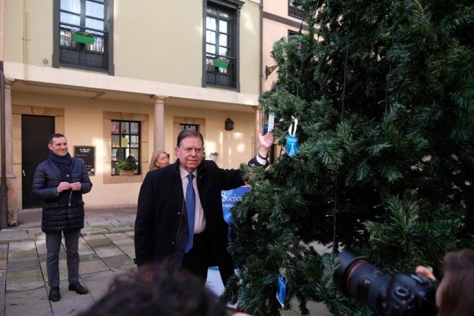 El alcalde de Oviedo, Alfredo Canteli (PP), cuelga su tarjeta en el 'Árbol de los deseos'
