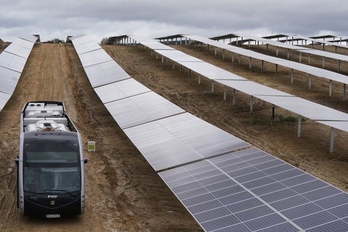 Ekian eguzki parkea eta Irizarreko autobus bat.