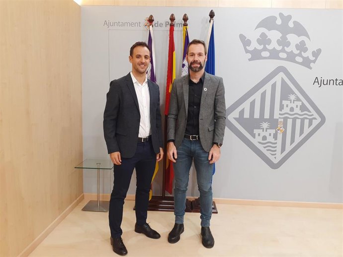 El regidor de Deportes del Ayuntamiento de Palma,  Francisco Ducrós (derecha), en una rueda de prensa.