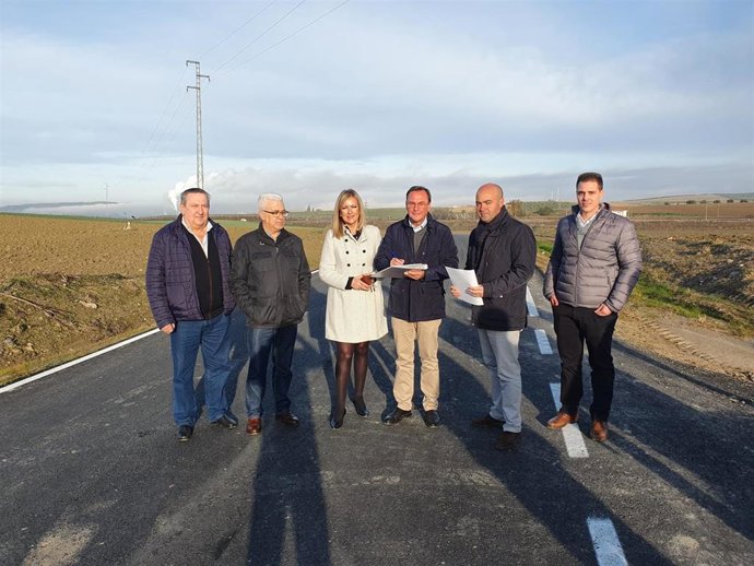 Francisco Palomares y Elena Alba (centro) en la entrega de la obra en la propia carretera CO-4102 donde ha intervenido la Diputación de Córdoba.