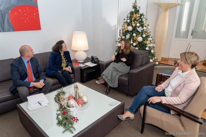 La alcaldesa de Cartagena, Ana Belén Castejón y vicealcaldesa, Noelia Arroyo, con la nueva presidenta de la Autoridad Portuaria, Yolanda Muñoz, tras su toma de posesión