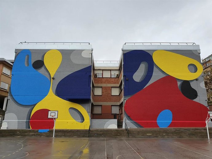 El artista urbano Santiago Jaén pinta un mural abstracto en L'Hospitalet