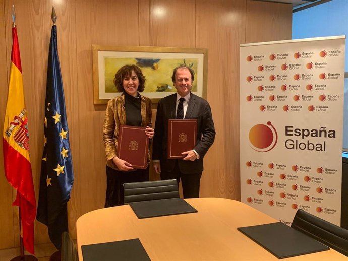 La secretaria de Estado de España Global, Irene Lozano, y el presidente del Foro de Marcas Renombradas Españolas (FMRE) firman un convenio de colaboración