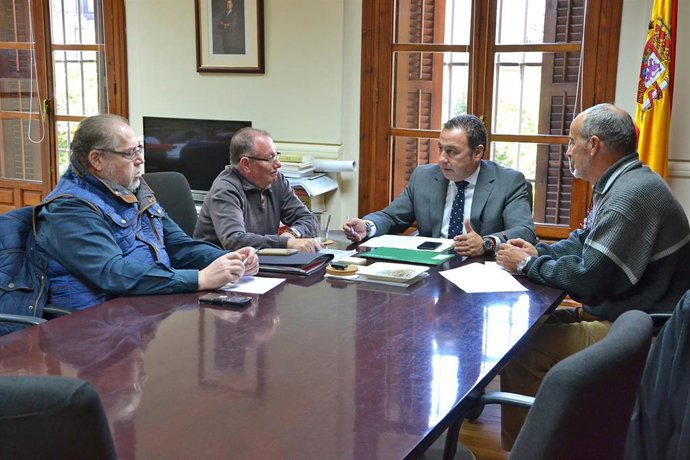El delegado del Gobierno de la Junta de Andalucía en Sevilla, Ricardo Sánchez, se reúne con la Asociación Tres Barrios de Sevilla