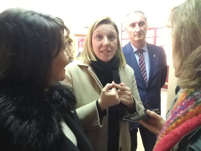 La consejera de Familia, Isabel Blanco, acompañada por el delegado de la Junta en Segovia, José Mazarías, visita el Centro Rural Agrupado Los Almendros, en La Lastrilla.