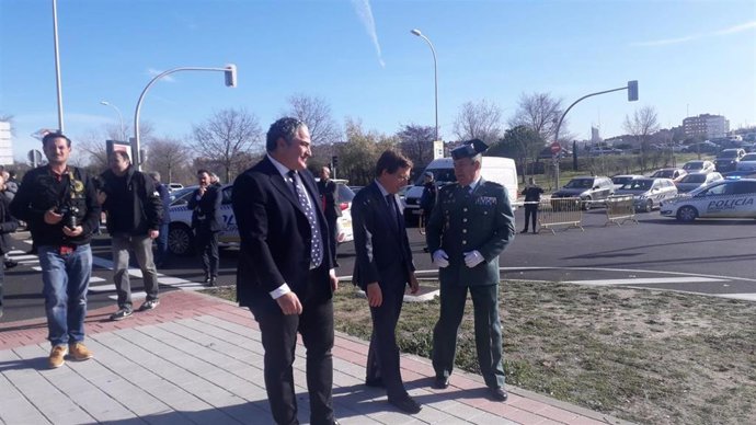 El alcalde de Madrid, José Luis Martínez-Almeida, en el acto de izado de la bandera en Montecarmelo.