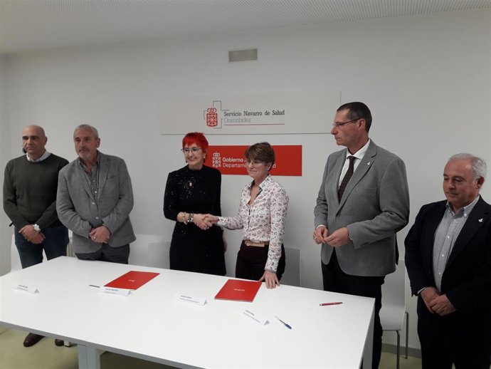 La consejera de Salud del Gobierno de Navarra, Santos Induráin, y la presidenta del Sindicato Médico de Navarra, Aurelia, Mena, tras la firma del aucerdo de mejora de condiciones para el colectivo médico.