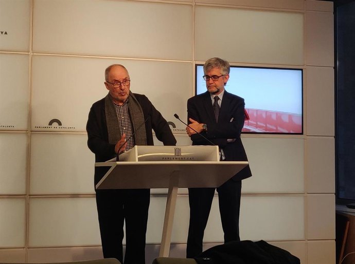 El síndic de Greuges, Rafael Ribó, y su adjunto, Jaume Saura, en rueda de prensa en el Parlament.