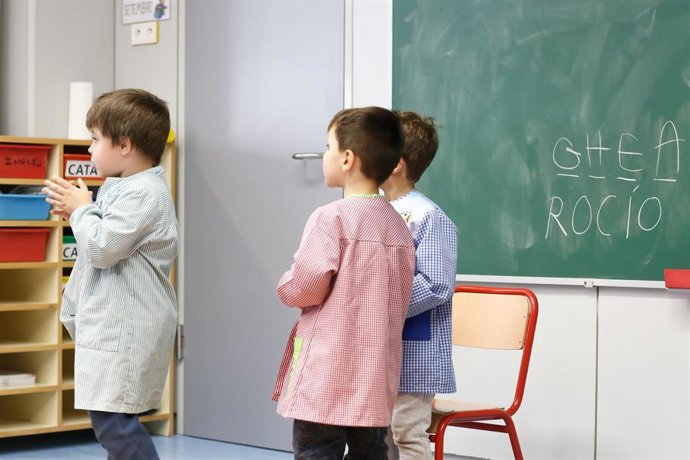 Tres escolares durante la visita que realizó el jefe de Gobierno, Xavier Espot, en el centro de Escaldes-Engordany al inicio del curso