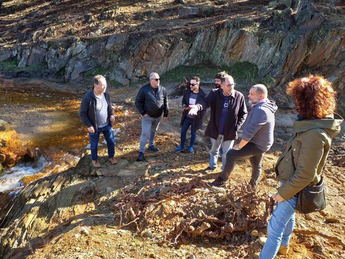 Miembros de IU visitan el entorno de Nerva.