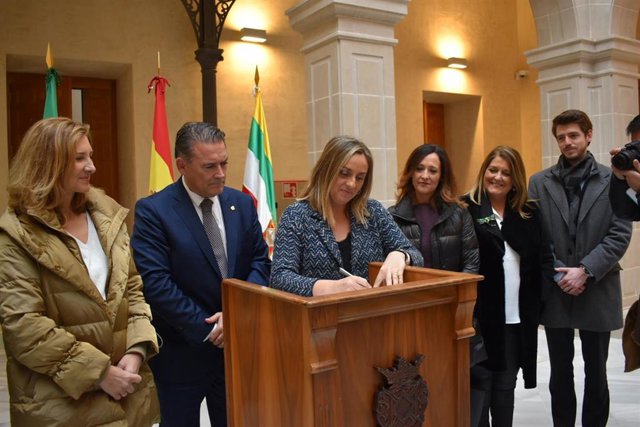 La consejera de Fomento,  Infraestructuras y Ordenación del Territorio, Marifrán Carazo, firma del acta de entrega del Ayuntamiento de Linares tras la rehabilitación del edificio