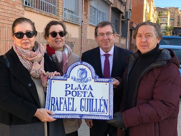 Imagen de la placa dedicada al poeta granadino Rafael Guillén