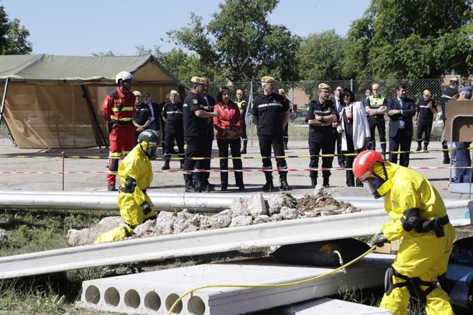 La ministra de Defensa, Margarita Robles, en una visita a la UME