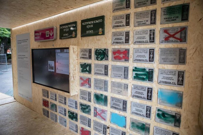 Imagen de la exposición de  placas retiradas con simbología franquista