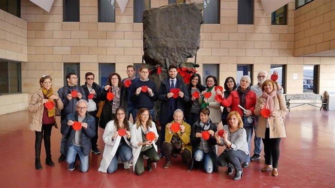 El violinista Paco Montalvo (centro), junto a profesionales del Hospital Reina Sofía de Córdoba y pacientes trasplantados.